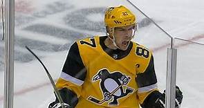 Sidney Crosby scores two terrific goals 1:01 apart for the lead