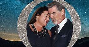 La moglie di Pierce Brosnan ovvero una donna autentica che ha la licenza di essere (e fare) quello che le pare