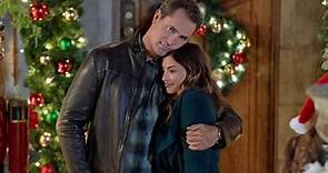 Stream It Or Skip It: ‘Mystery on Mistletoe Lane’ on Hallmark Movies & Mysteries, Which Deck-tectives The Halls(mark) With Bouts Of Jolly