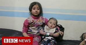 Syria war: Hundreds of thousands flee as airstrikes continue - BBC News