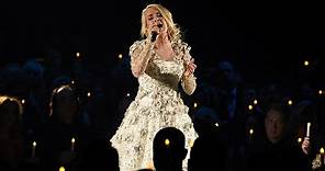 Singer Carrie Underwood injures face in fall