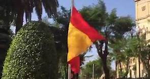 Izado solemne de la Bandera Nacional de España en la Plaza de España de Sevilla