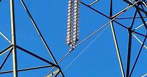 come fare a conoscere la tensione di un traliccio dell'alta tensione #corrente #elettricità #energia