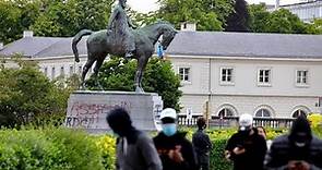 Perché in Belgio si chiede la rimozione delle statue del re Leopoldo II
