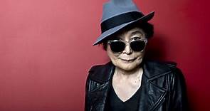 Vive Yoko Ono postrada a sus 87 años