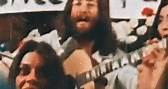 Hace 54 años, John Lennon lanzó "Give Peace a Chance”, una canción de protesta, que a la postre se convertiría en un himno de paz. 🎞️ vía @beatlessongs_