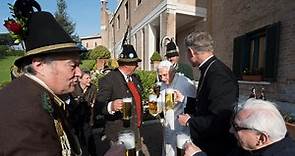 Benedicto XVI celebra sus 88 años tomando cerveza