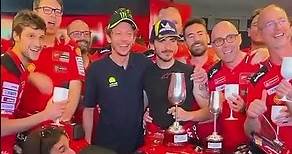 “The Doctor” Valentino Rossi celebra la victoria con Pecco Bagnaia en MotoGP 🏆 #ducati #motogp