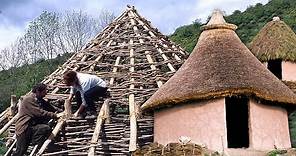 CHOZA PRIMITIVA CIRCULAR a mano. Construcción tradicional de un POBLADO de la Edad del Hierro