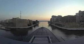 Marina Militare - Nave Doria e il transito del Ponte Girevole di Taranto