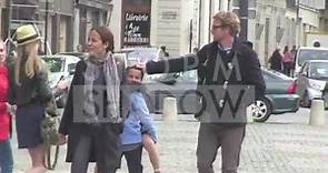 The Mentalist australian actor Simon Baker out with family in Paris