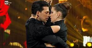 Il Tango argentino di Wanda Nara e Pasquale La Rocca - Ballando con le Stelle 23/12/2023