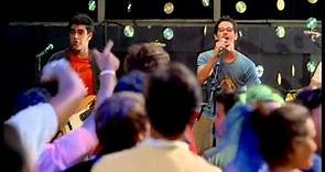 Pedro Neschling cantando "Óculos", dos Paralamas do Sucesso, em clipe do filme "O Diário de Tati"