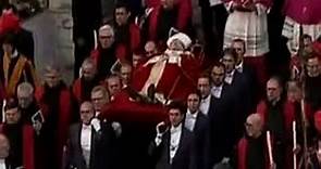 Dieci anni fa la morte di Wojtyla, Papa Francesco lo ricorda