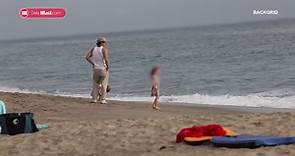 Jeremy Allen White on beach day with daughters Ezer and Dolores