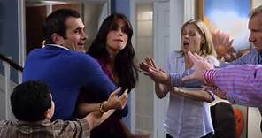 Modern Family 1x04 - Gloria and DeDe fight