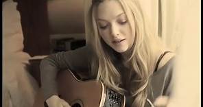 Actress Amanda Seyfried sings a love song in home video