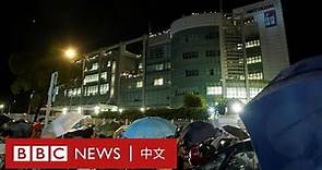 蘋果日報停刊：市民在報社外亮起燈光，暴雨中獻花致意－ BBC News 中文