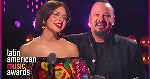 Ángela Aguilar conmueve con sus palabras a Pepe Aguilar | Latin AMAs 2023