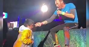 Chris Martin tuvo un tierno gesto con un niño del público