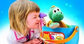 Juego de niñera con la pequeña Bianca y sus juguetes bebés. Vídeos para niños en español.