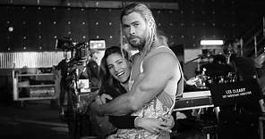Chris Hemsworth in braccio alla moglie Elsa Pataky le fa gli auguri di compleanno