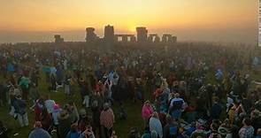 Miles celebran el solsticio de verano con rituales antiguos en Stonehenge