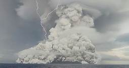 全球30年來規模最大！東加火山爆發瞬間照曝光　陸地塌入海面下 | ETtoday國際新聞 | ETtoday新聞雲