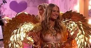 Behati Pinsloo Has the Most Adorable Meltdown Ever at Victoria’s Secret Fashion Show