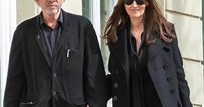 Monica Bellucci (58) Tim Burton (68) font une sortie romantique à Madrid. Ils ntretiendraient une relation amoureuse stable, à la suite de leur dernière révélation #couple#timburtonchallenge #hollywoodstars#monicabellucci