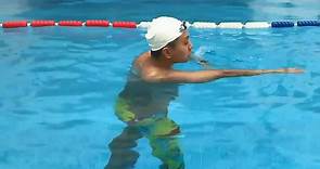 初学者游泳详细教程：自由泳如何做到手的入水和出水位置一致？