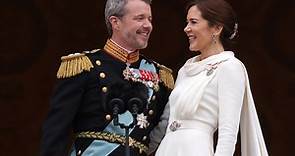 El primer look de Mary de Dinamarca como reina: deslumbra de blanco y con joyas históricas