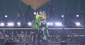 Pabllo Vittar bota para quebrar com samba e funk em número vibrante da celebração teatral de Madonna no Rio