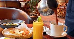 Todos los días son de desayunar rico en MAMA MIA🍳🥞 DESAYUNOS DESDE $205 MXN incluye: Huevos al gusto o huevos rancheros , café y fruta. O elige el platillo que más te guste de nuestra carta y más $75 mxn te incluimos jugo o fruta, café o té. 🙌 | MAMA MIA RESTAURANTE-BAR