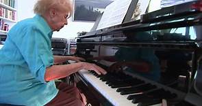Parigi, Colette Maze ha 103 anni e suona il pianoforte che è una meraviglia