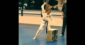 «Orgoglio di mamma»: la figlia di Milla Jovovich asso del karate Corriere TV