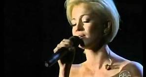 Kellie Pickler tearfully sings I Wonder CMA 11 07 07