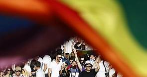 Rita Dalla Chiesa e Luxuria, botta e risposta (e migliaia di commenti) sulla foto del Roma Pride 2023: cosa è successo