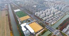 临港新片区首个一站式运动中心开放，覆盖足球羽毛球篮球网球游泳各类项目_腾讯新闻