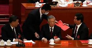 Cina, l'ex presidente Hu Jintao portato via dal congresso del PCC