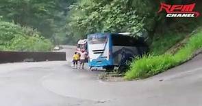 Autobus se estrella contra muro de seguridad en curva peligrosa