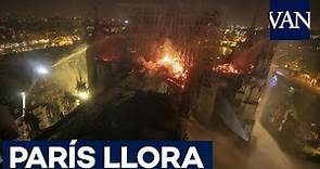 [INCENDIO NOTRE DAME] París llora y reza ante el dramático incendio de su catedral