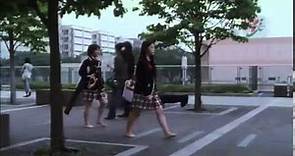 Narumi Riko & Kitano Kie walking barefoot