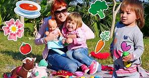 Bianca e la mamma fanno il picnic. Video educativo con i giocattoli per bambini in italiano