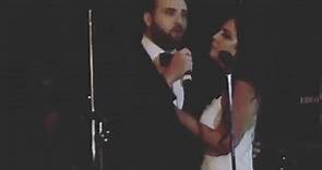Weston Cage canta em casamento com Hila Aronian