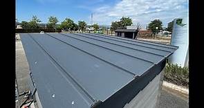 Installation de la toiture bac acier pour abri de jardin avec toit plat