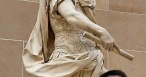 Cayo Julio César es el romano más famoso de todos los tiempos por sus conquistas, sus escritos, su guerra civil contra Pompeyo Magno o su magnicidio en los idus de marzo del 44 a.C. Bibliografía: