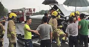 【有片】吐露港公路客貨車翻側　熱心司機協助救人