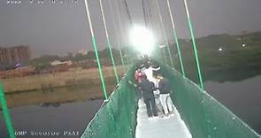 Una cámara de seguridad graba en directo el momento del derrumbe de un puente en India que ha cau...