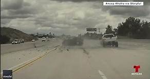 En video: un auto se vuelca tras ser impactado por una rueda | Noticias Telemundo